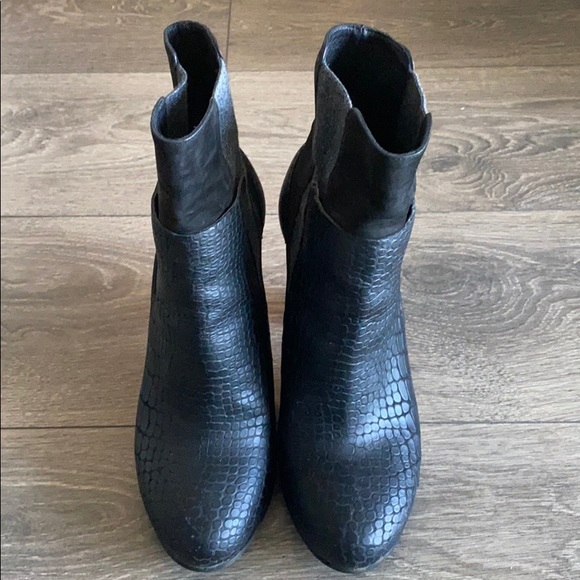 Black high heeled boots - Picture 2 of 6